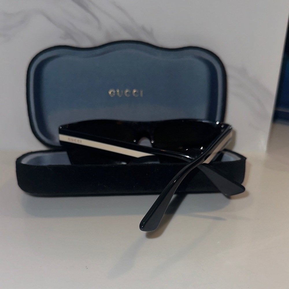 Gucci Dark Sunglasses with Elegant Case - Picture 7 of 8